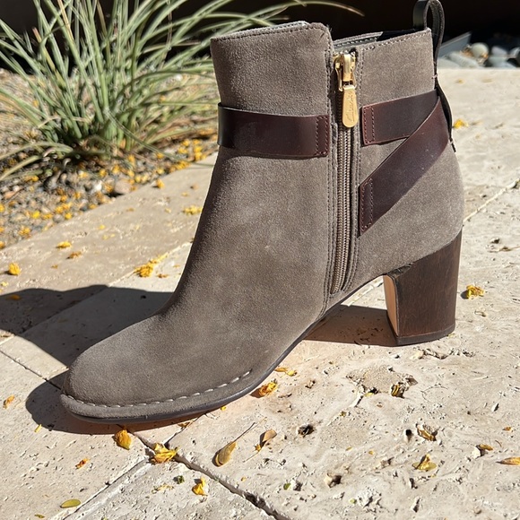 Clarks grey suede and leather zip-up booties - Picture 3 of 11